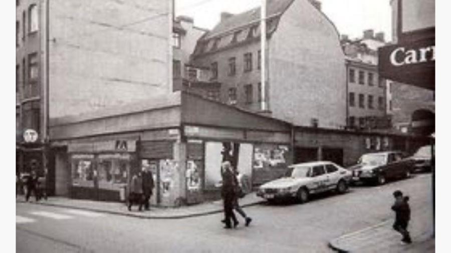 Basarbyggnad med t-banenedgång som fanns mellan 1962-1984